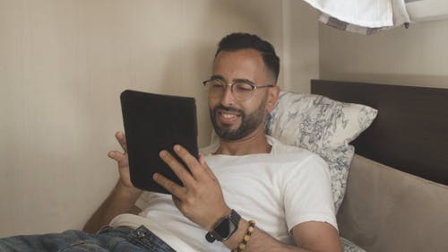 有关人, 床, 微笑的免费素材视频