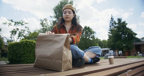 有关低角度视图, 取出, 女人的免费素材视频