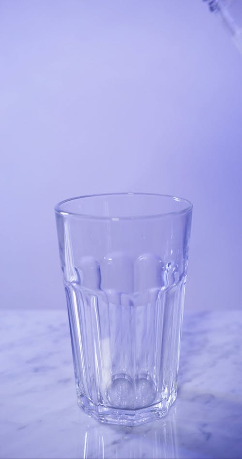 有关倾注, 喝, 垂直视频的免费素材视频