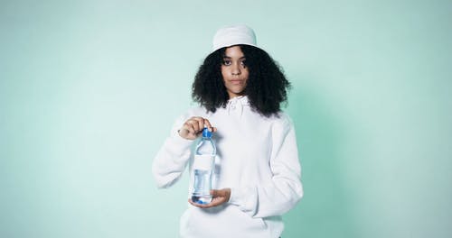 有关塑料瓶, 女人, 工作室拍摄的免费素材视频