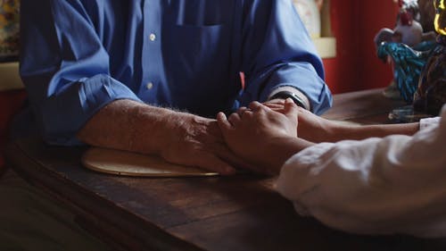 有关＃室内, 双手合十, 台垫的免费素材视频