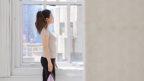 有关在窗户旁边, 摆姿势, 看着镜头的免费素材视频