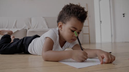 有关儿童, 在地上, 幼儿的免费素材视频