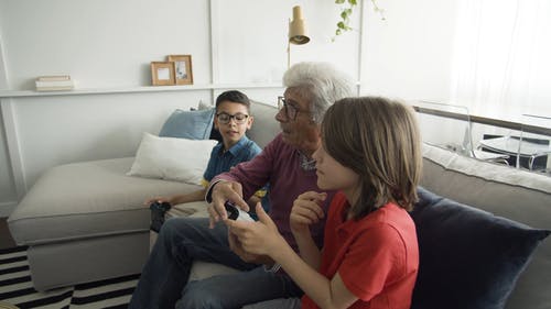 有关一起, 在家, 坐的免费素材视频