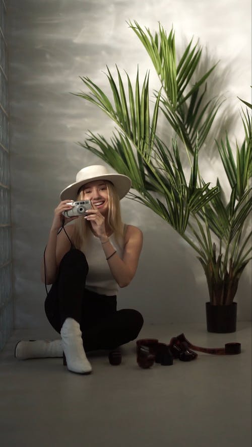 有关在地上, 坐, 垂直视频的免费素材视频