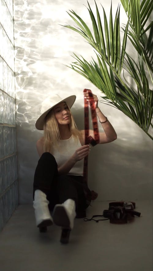 有关反对光明, 在地上, 坐的免费素材视频