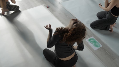 有关地板,女人,卷发的免费素材视频