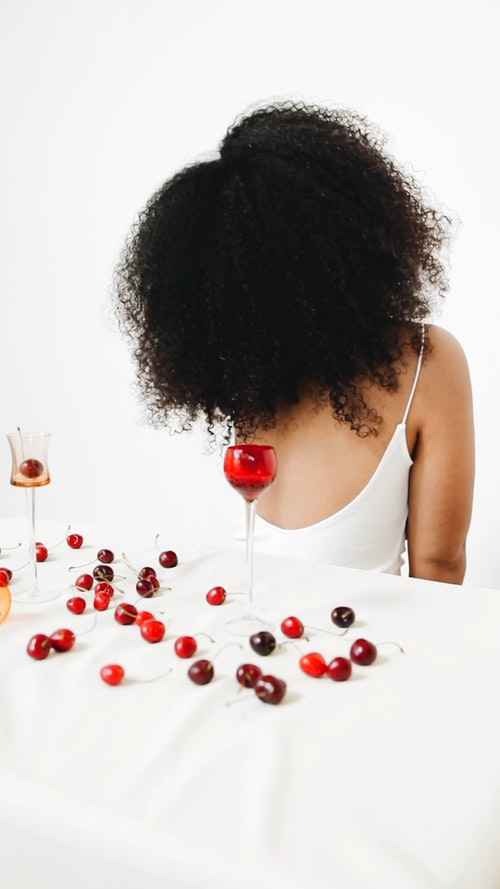 有关一杯酒,垂直视频,女性的免费素材视频