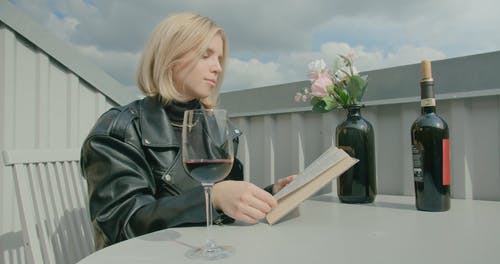 有关一杯酒, 一瓶酒, 坐的免费素材视频