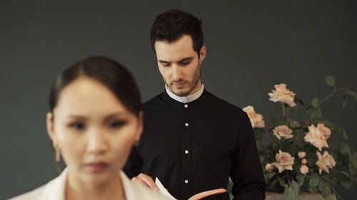 有关室内植物,白色西装外套,翻页的免费素材视频