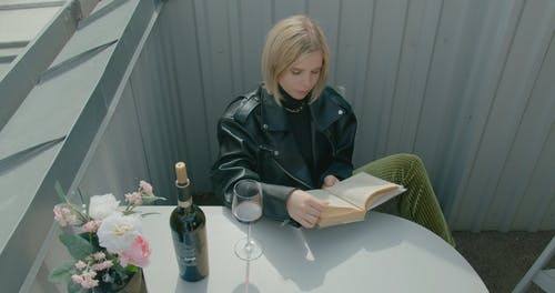 有关坐, 女人, 书的免费素材视频