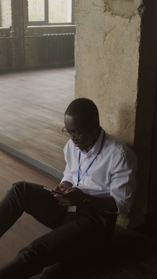 有关上班服, 在地上, 坐的免费素材视频