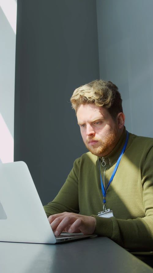 有关人, 严肃, 在笔记本电脑上工作的免费素材视频