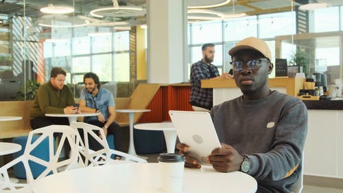 有关3C用品, 同事, 咖啡的免费素材视频