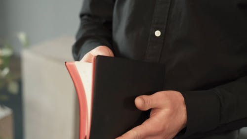 有关手, 书, 模糊的背景的免费素材视频