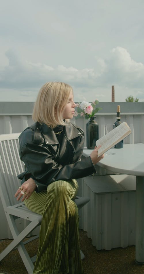 有关交叉的双腿, 人, 坐的免费素材视频