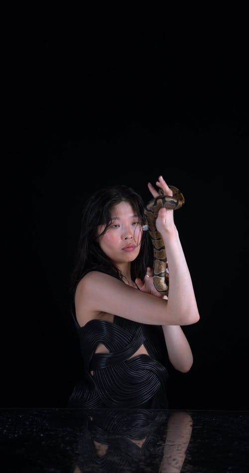 有关反射, 垂直视频, 室内的免费素材视频