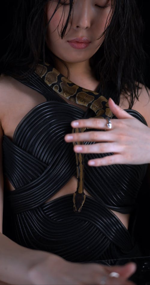 有关反射, 垂直视频, 室内的免费素材视频