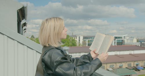 有关天空, 女人, 屋顶的免费素材视频