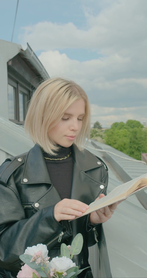 有关垂直视频,女人,书的免费素材视频