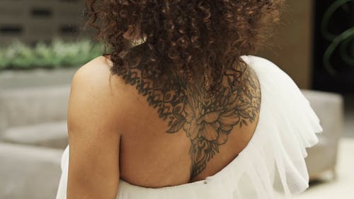 有关刺青, 后背, 卷发的免费素材视频