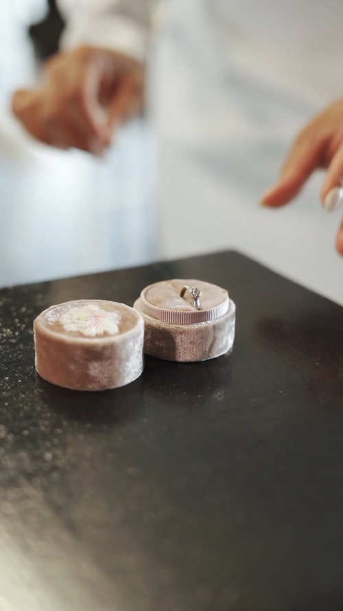 有关垂直视频,戒指,戒指盒的免费素材视频