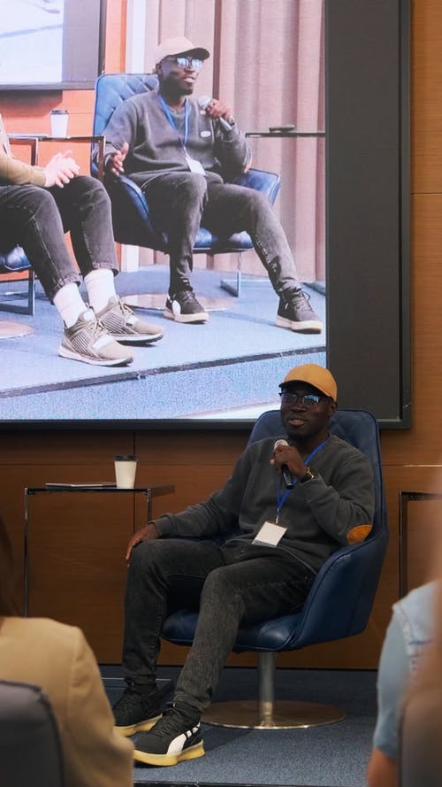 有关人, 坐, 垂直视频的免费素材视频