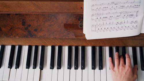 有关三角钢琴, 人, 和弦的免费素材视频