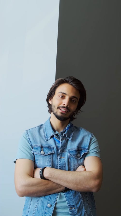 有关人, 倚, 双臂交叉的免费素材视频