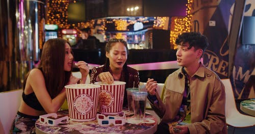 有关吃, 咀嚼, 坐的免费素材视频