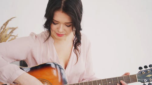 有关吉他, 坐, 天赋的免费素材视频