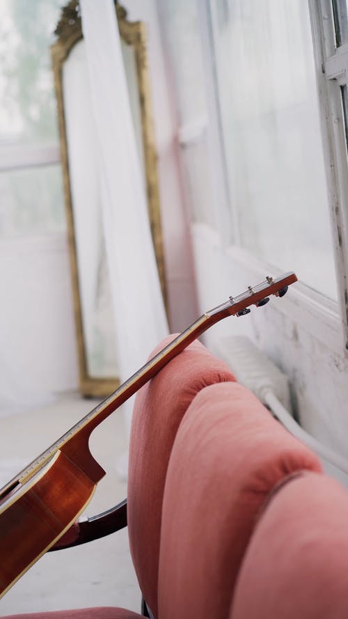 有关吉他, 垂直视频, 室内的免费素材视频