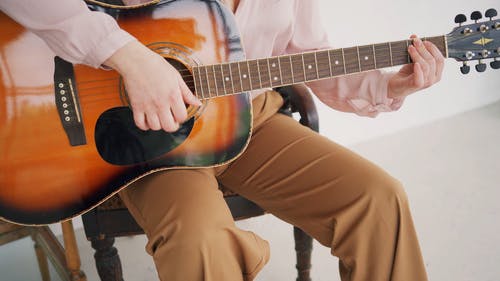 有关吉他, 吉他手, 坐的免费素材视频