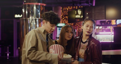 有关咀嚼, 大厅, 夹克的免费素材视频