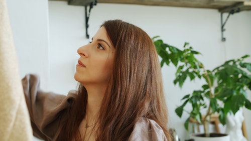有关女人,室内植物,布料的免费素材视频