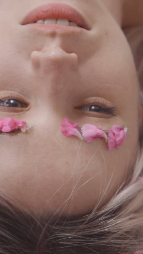 有关垂直视频, 女人, 室内的免费素材视频