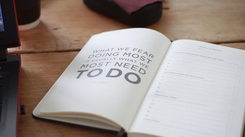 有关打开的书,木制表面,特写的免费素材视频