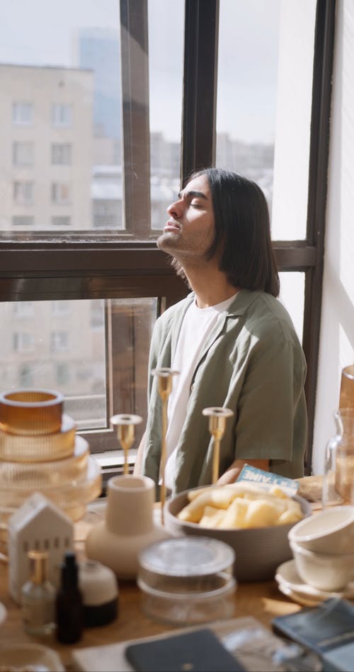 有关人, 在窗户旁边, 坐的免费素材视频