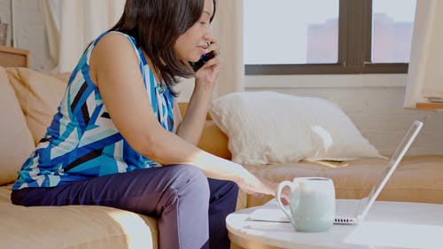 有关中心表, 在讲电话, 坐的免费素材视频