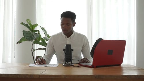 有关3C用品, 原子笔, 坐的免费素材视频