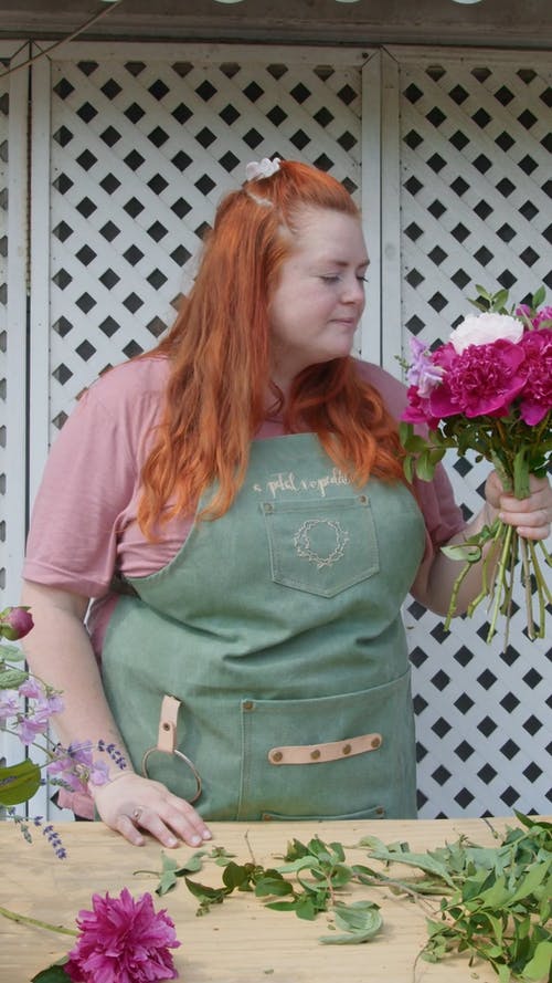 有关一束鲜花, 人, 围裙的免费素材视频