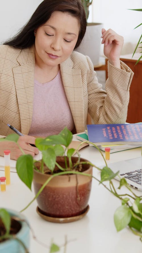 有关垂直视频, 女人, 女商人的免费素材视频