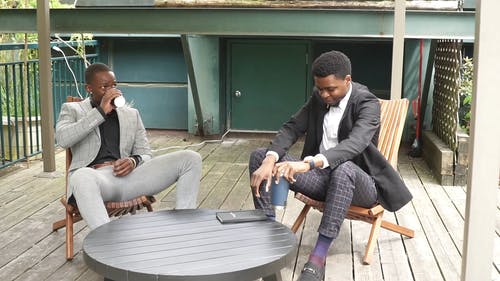 有关坐, 天井, 成人的免费素材视频