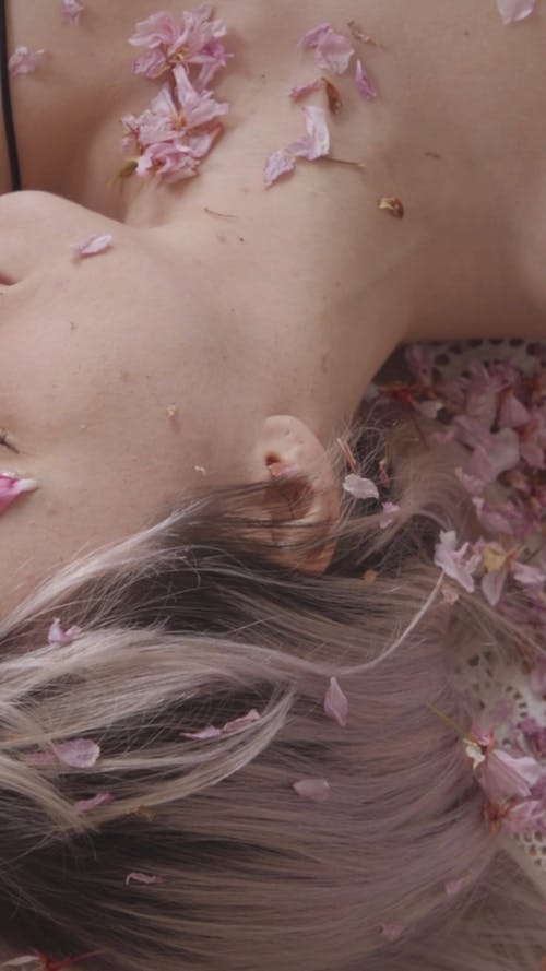 有关上下翻转, 垂直视频, 女人的免费素材视频