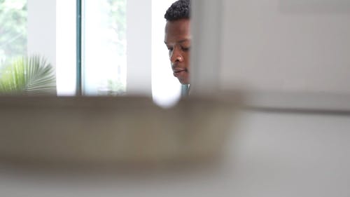 有关3C用品, 坐, 大衣的免费素材视频