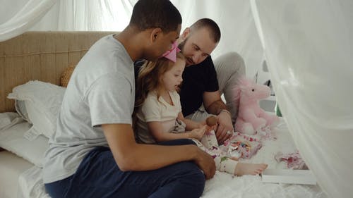 有关儿童, 吃, 同性父母的免费素材视频