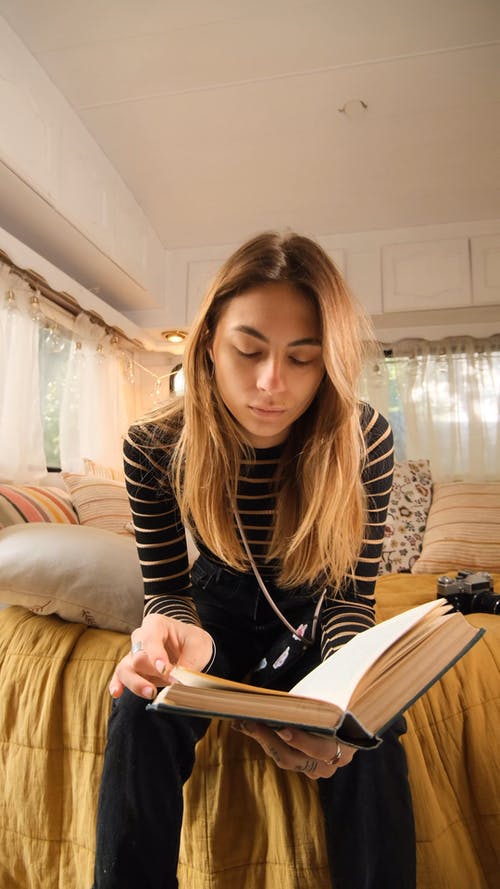 有关嗜好, 坐, 垂直视频的免费素材视频