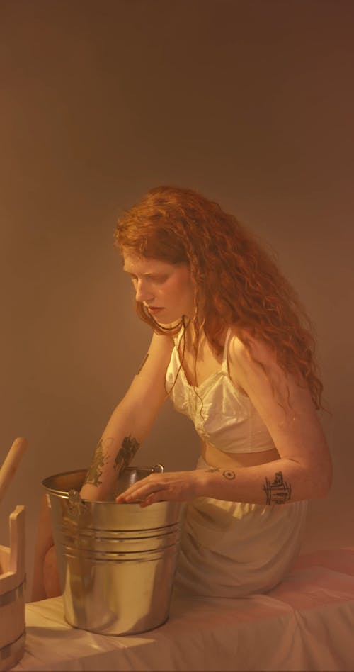 有关三温暖, 坐下, 垂直视频的免费素材视频