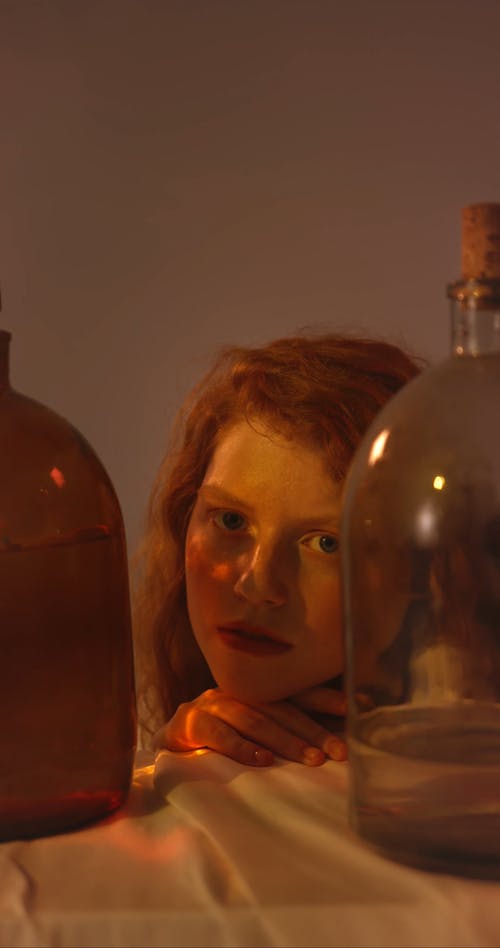 有关在桌子上, 垂直视频, 女人的免费素材视频