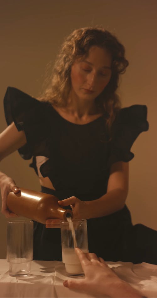 有关倾注, 垂直视频, 女士们的免费素材视频